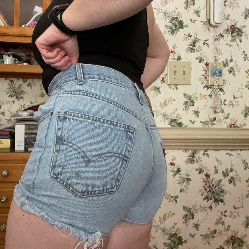 Vintage Levi Shorts - Picture 9 of 10